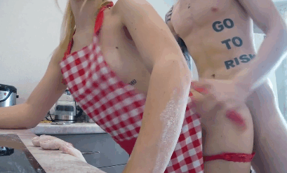 我在厨房里抓住了