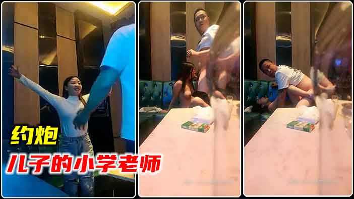 两人K着歌喝着酒借着微醺开始脱衣服小明爸爸