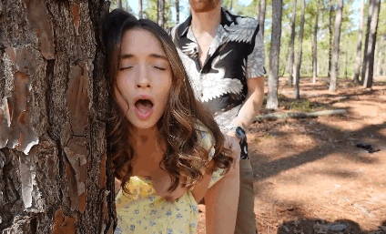 性感模特在公园里向大屌摄影师展示性感身材